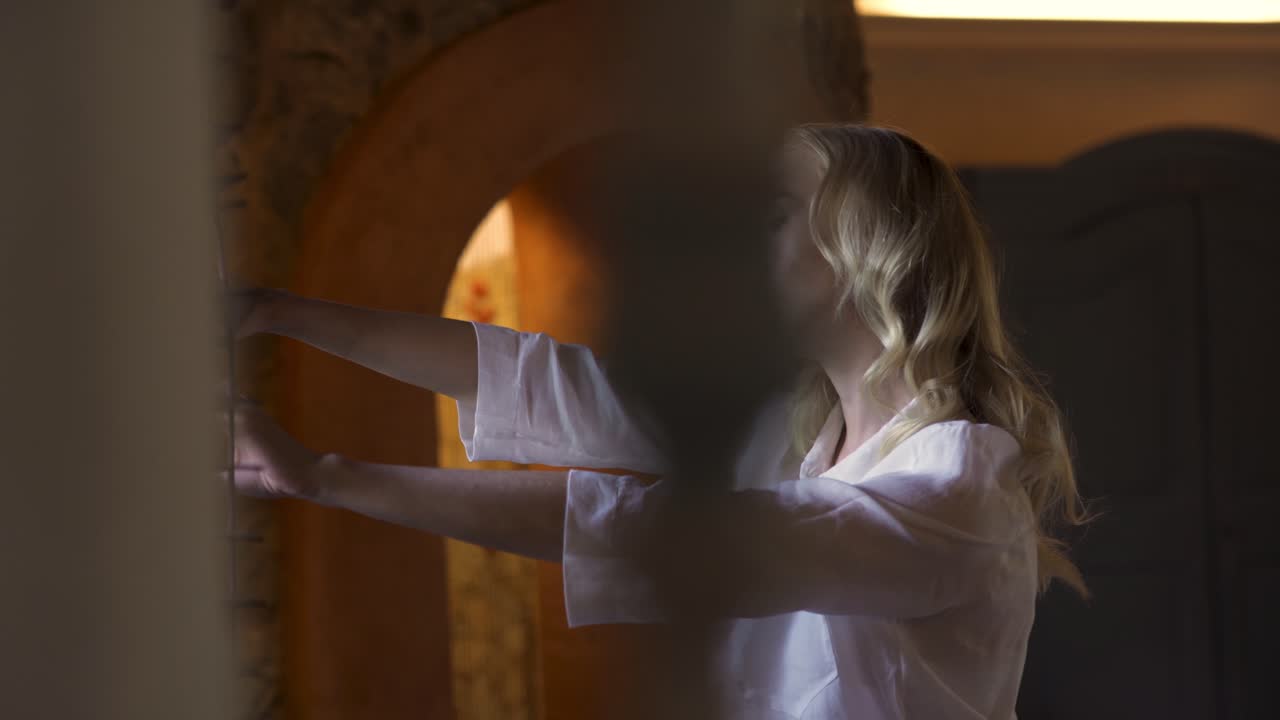 женщина в белой рубашке, вид профиля