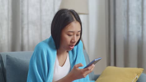 아픈 동안 전화를 사용하는 여성