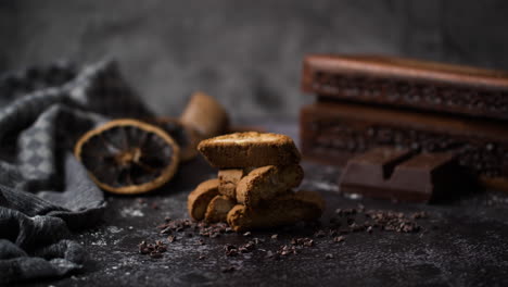 Mujer-Decorando-Pan-De-Jengibre-Con-Almendras-En-Un-Fondo-Oscuro-De-Otoño