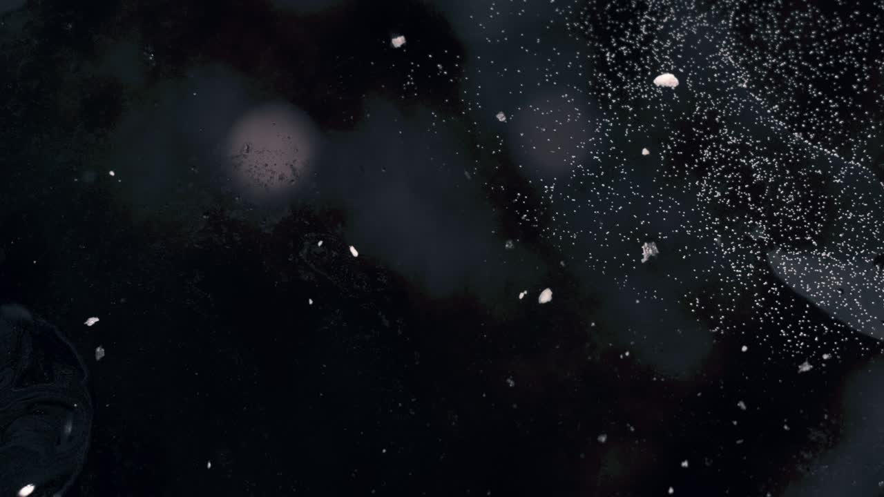 어두운 심연의 배경 텍스처를 가로질러 움직이는  반점