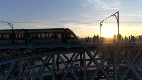 en el puente del tren sobre el río douro porto al atardecer portugal vista aérea