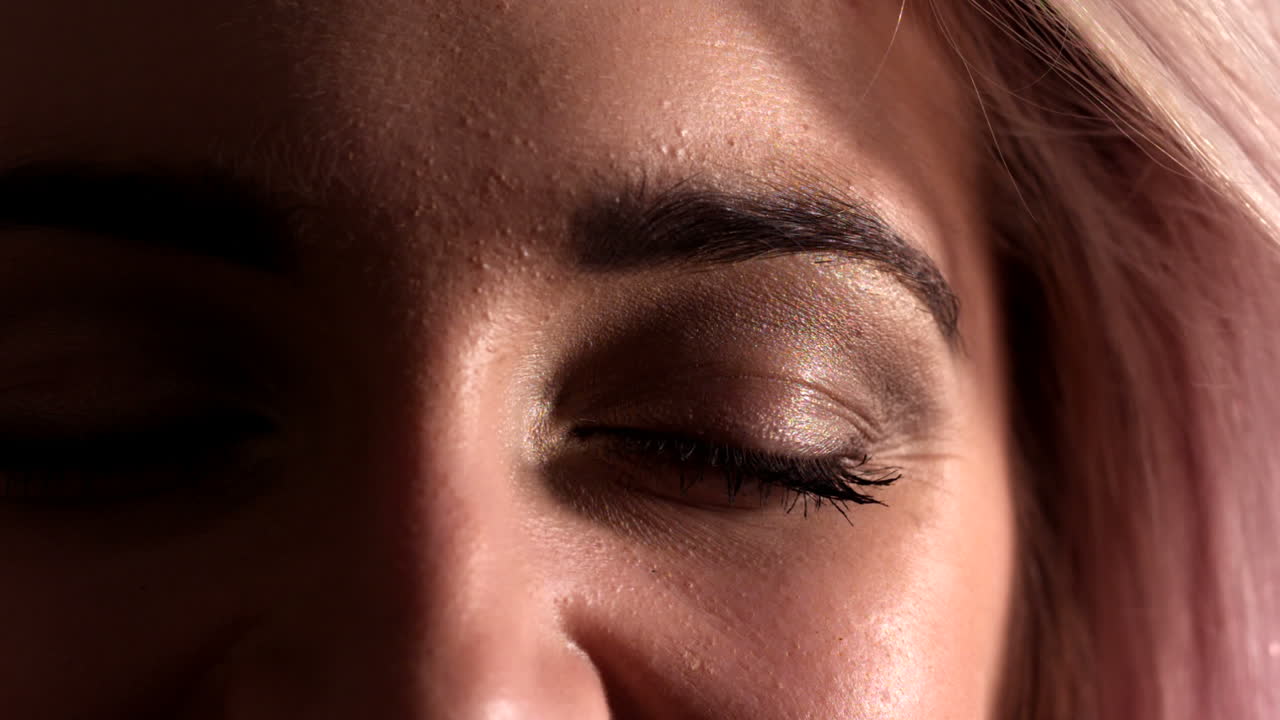 cerca de la abertura del ojo inventada