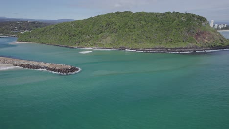 오스트레일리아 퀸즐랜드의 tallebudgera seawall과 burleigh headland 사이의 tallebudgera 크릭 입구