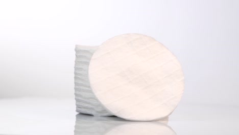 almohadillas de algodón, giradas, pila de algodó, hisopos, aislados sobre fondo blanco, rotación