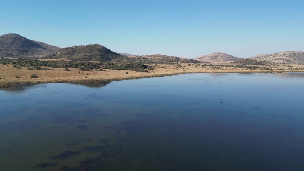 lago pintoresco en rustenburg en el noroeste de sudáfrica