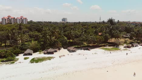 Mombasa-Strand-Bei-Bewölktem-Sonnenuntergang,-Mit-Resorts-Im-Hintergrund