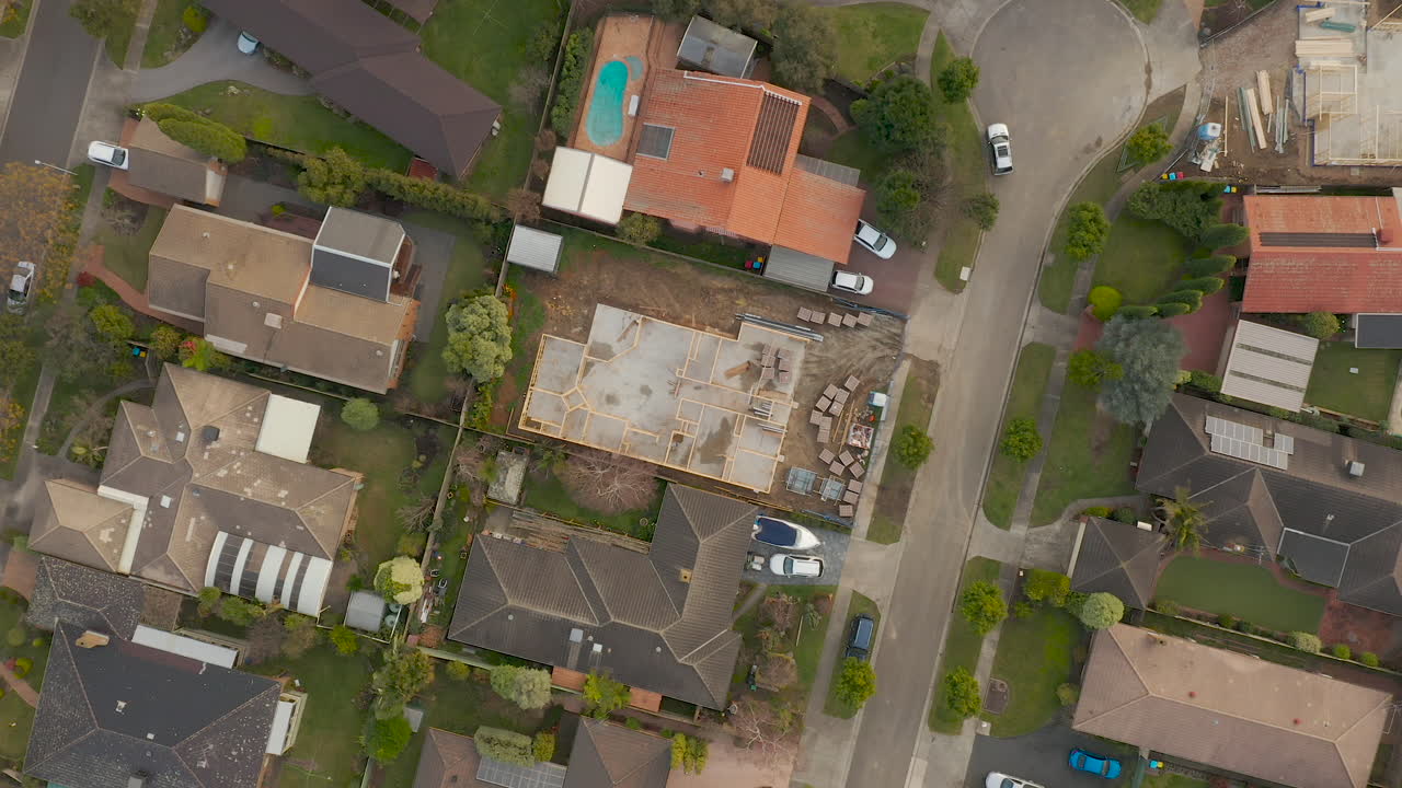 espiral lenta decente por encima de la casa suburbana en construcción