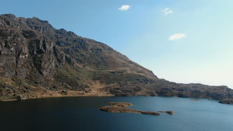 Imágenes-Aéreas-De-Drones-De-4k-Sobre-La-Cuarta-Laguna-De-Pichgacocha-Desde-Ambo,-Huanuco,-Perú-En-Las-Montañas-De-Los-Andes