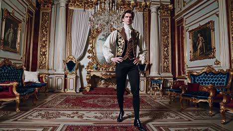 hombre en elegante traje histórico en un lujoso palacio