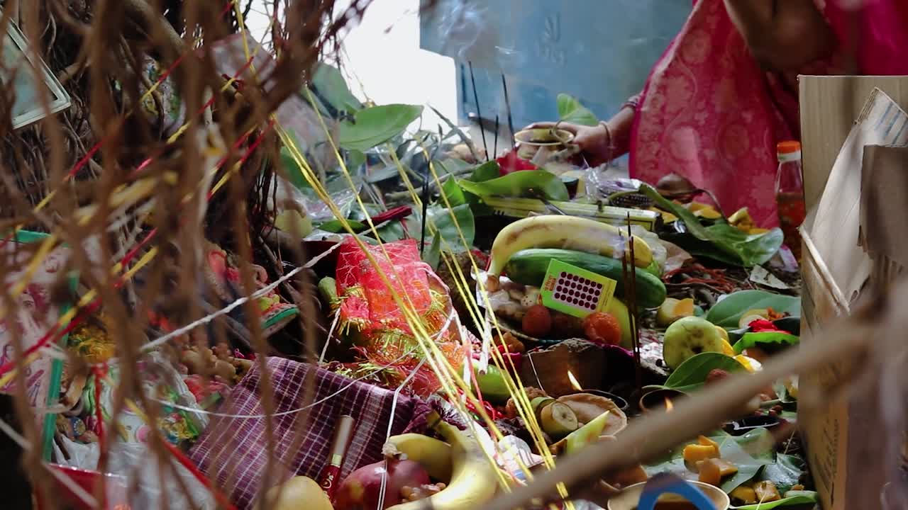 artículos sagrados mantenidos para la adoración religiosa hindú del árbol de banano en vat savitri al día el video se toma en jodhpur rajasthan india el 05 de mayo de 2023