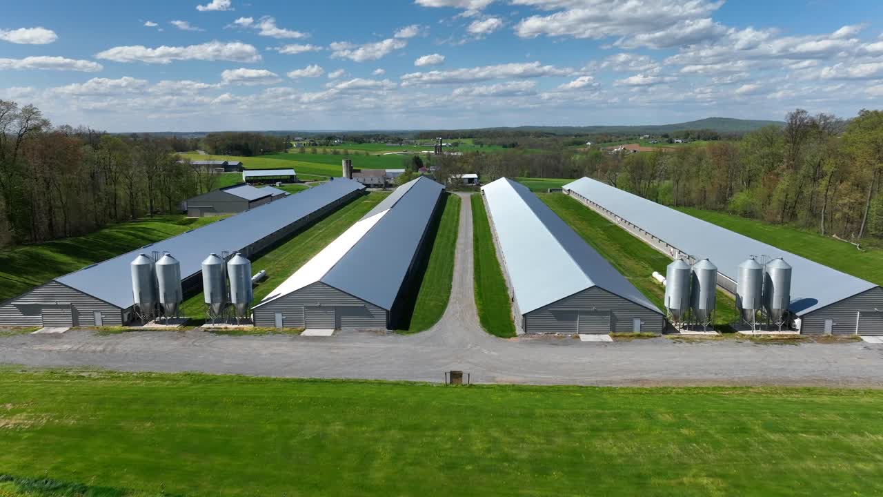 vuelo aéreo de drones sobre grandes establos largos en tierras de cultivo rurales de estados unidos