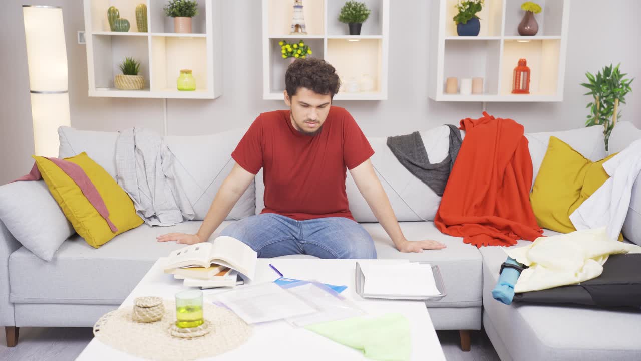 가려움증이 있는 게으른 사람은 일에 집중할 수 없습니다.