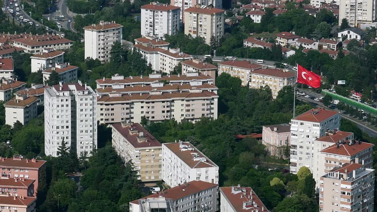 vista aérea de estambul con la bandera turca