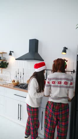 amigos cocinando juntos en una cocina de navidad