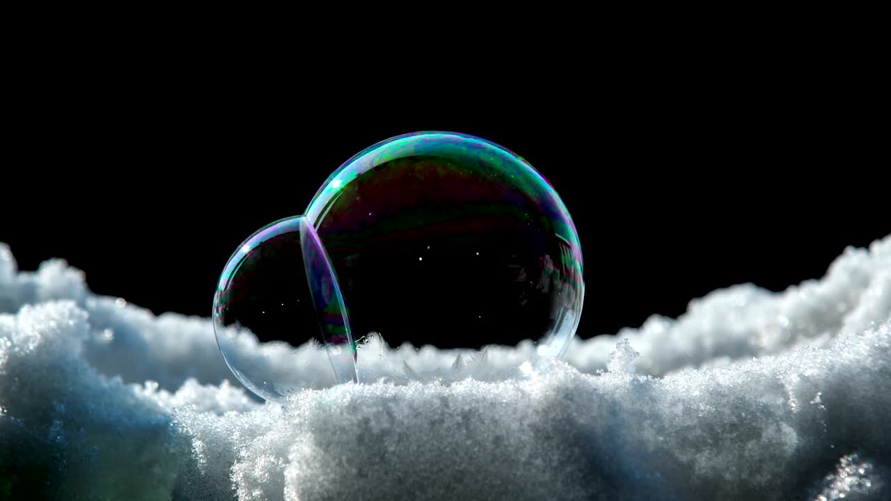 두 개의 작은 거품으로 만들어진 거품이 조금 움직이고 있습니다.