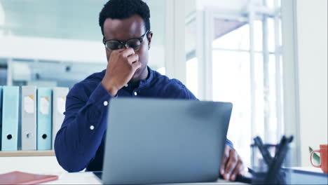 Geschäftsmann,-Stress-Und-Kopfschmerzen-Auf-Dem-Laptop