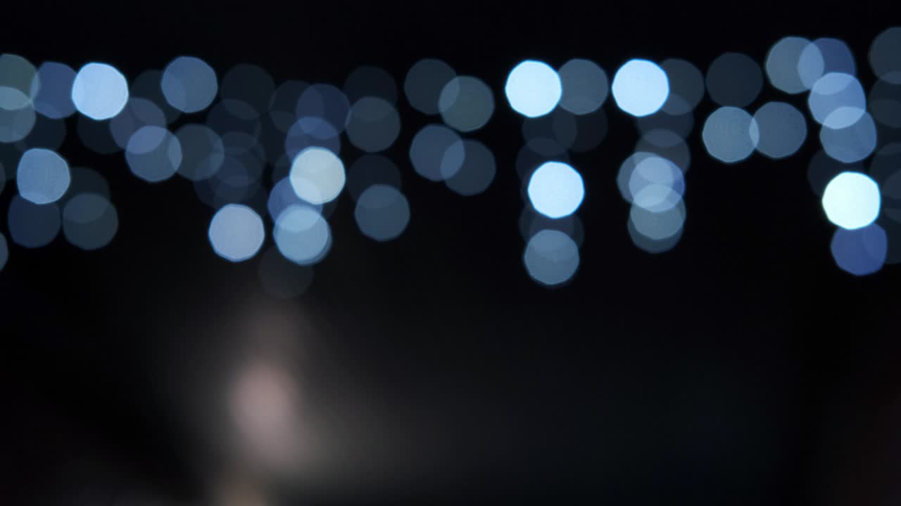 el bokeh azul brillante sobre fondo negro. concepto de vacaciones abstracto