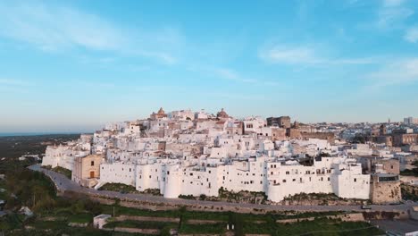 Luftaufnahme-Einer-Historischen-Mediterranen-Stadt-Ostuni-Mit-Weißen-Häusern