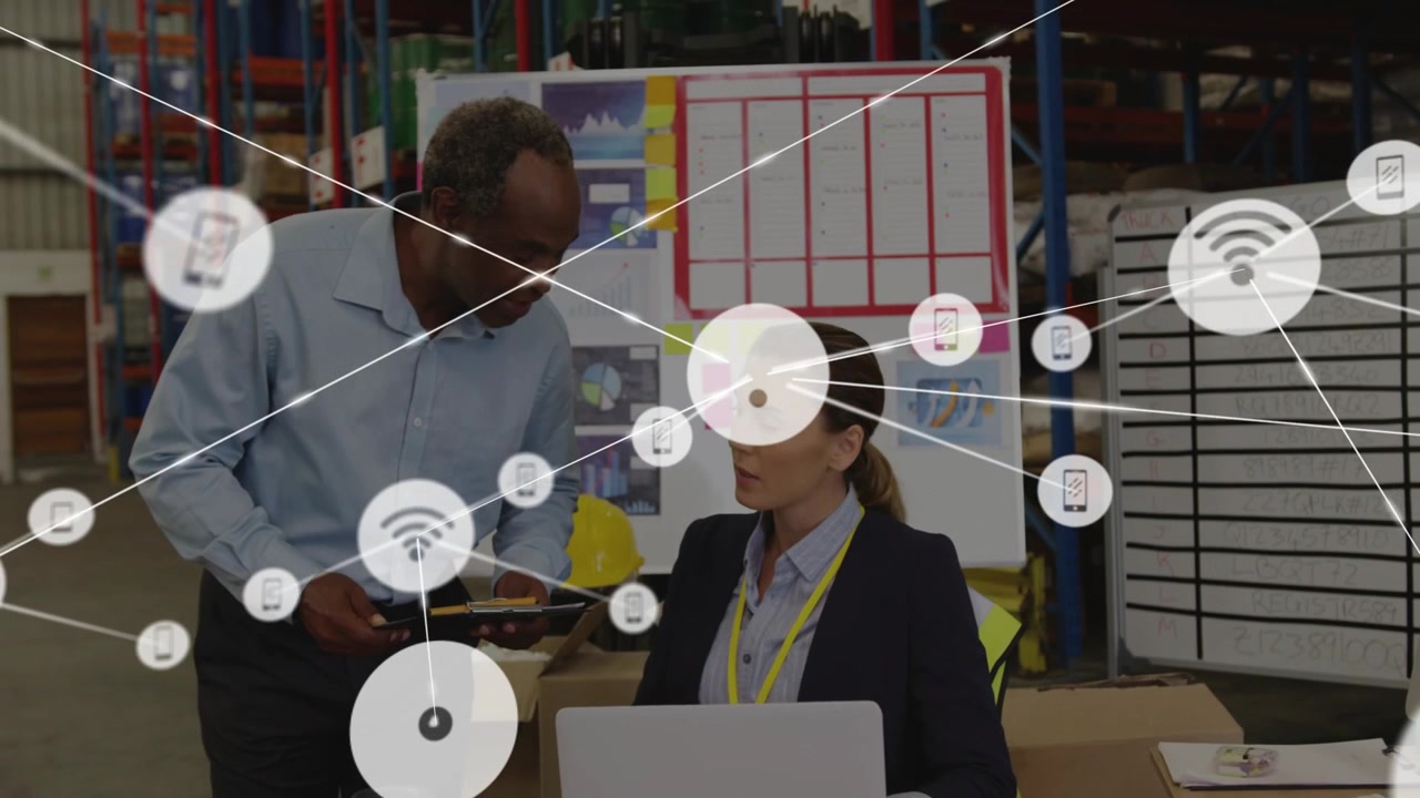 Responsables d'entrepôt collaborant sur la logistique avec une superposition de réseau numérique