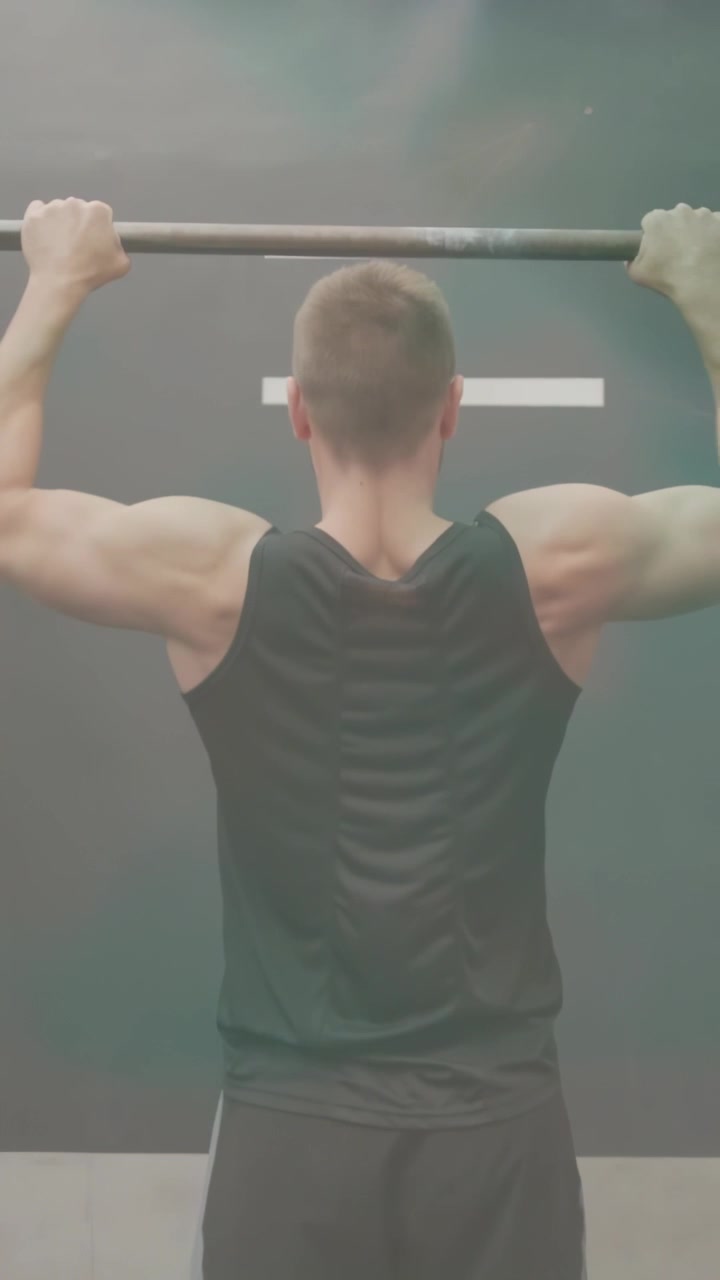 Vídeo vertical: Homem segurando uma barra, puxando e depois empurrando para fitness, enquanto sobreposições geográficas mapeiam o fundo