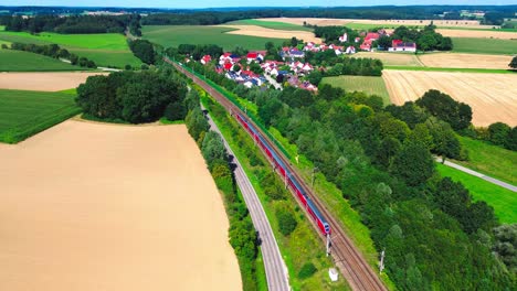 Vuelo-De-Drones-En-Tren-De-Pasajeros-Suburbano-4k