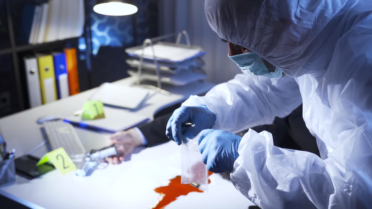 A forensic expert investigates the murder of a dead businessman.