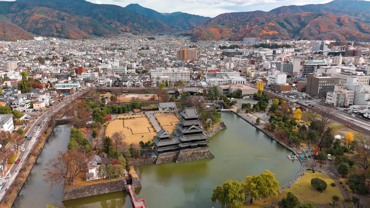 sumérgete en las impresionantes imágenes aéreas del castillo de matsumoto, el famoso "castillo del cuervo" de japón.