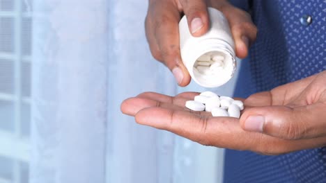 persona que toma pastillas