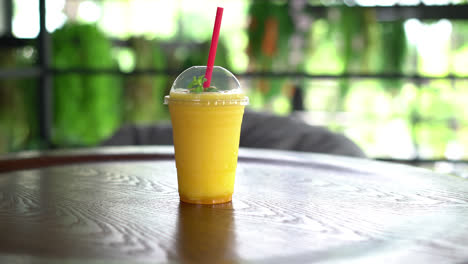 Frisches-Mango-Smoothies-Glas-Im-Café-Restaurant