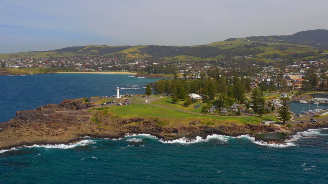 블로우홀 포인트 로드, 뉴 사우스 웨일즈, 호주에 있는 키아마 등대의 공중 전망