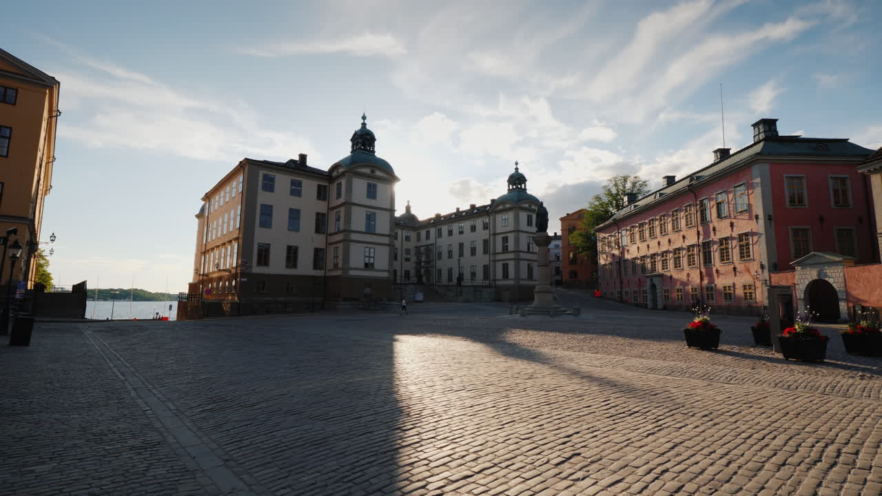 plaza jarl birger con un monumento al fundador de estocolmo y el palacio de wrangel el sol shi