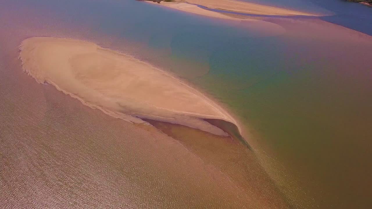 vista desde la parte superior de un banco de arena emergente en el río paraná, sudamérica, sequía que afecta el flujo de agua