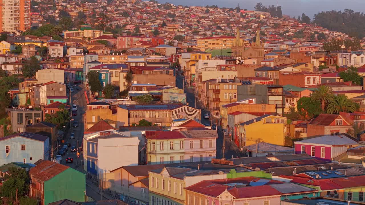 Vista aerea della collina andina Alegre in Cile, case colorate di Valparaíso, alba sulle Ande. Panoramica.