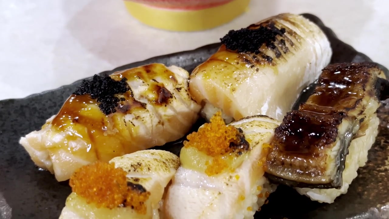 Primo piano di sushi engawa premium con nigiri di pinna di rombo dalla consistenza delicata, elegantemente presentato in un'autentica ambientazione da pranzo giapponese.