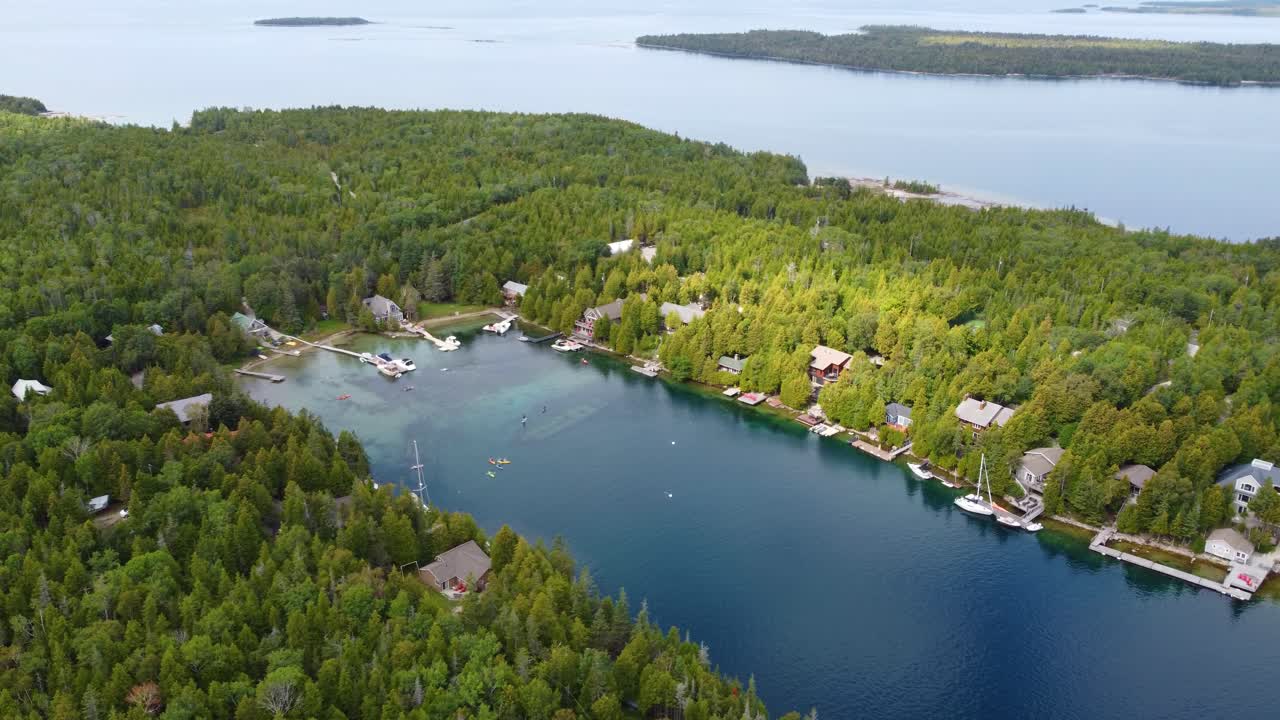 녹색 섬 에 있는 식물 로 둘러싸인 호수 는 투명 한 물 에 있다