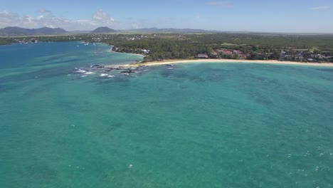 escena aérea de la línea costera de mauricio