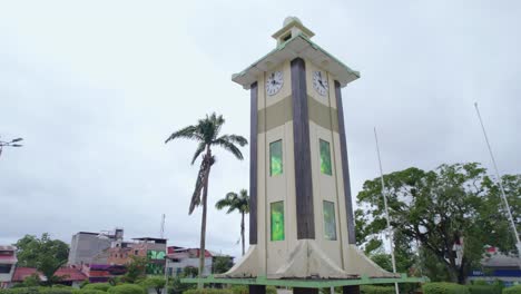 Explore-La-Majestuosa-Rotonda-Del-Reloj,-Un-Legado-De-La-Colonia-Japonesa-En-Puerto-Maldonado,-Con-Esta-Toma-Aérea-De-Izquierda-A-Derecha.