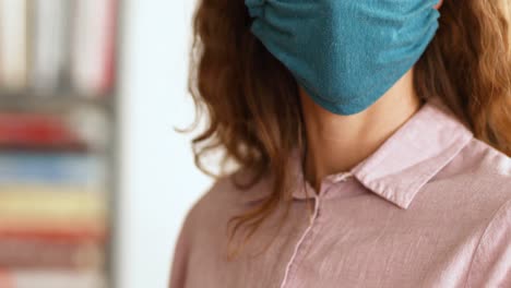mujer caucásica con una máscara facial en casa