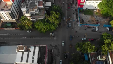 Un-Cruce-De-Caminos-En-T-Nagar,-Chennai-India,-Al-Mediodía-Con-Algo-De-Tráfico