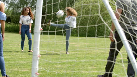 Erwachsene-Freunde-Haben-Spaß-Daran,-Einen-Fußball-Auf-Einem-Spielfeld-Zu-Kicken