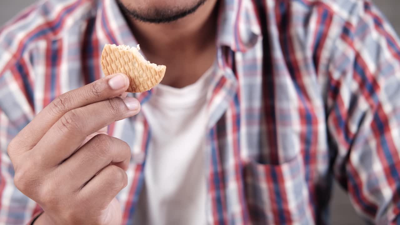 persona comiendo una galleta