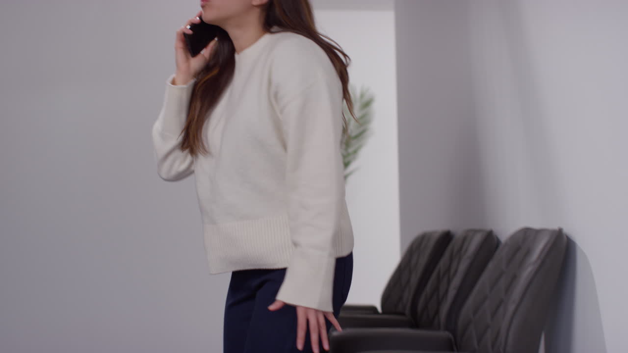 분노, 불안 또는 스트레스를 받는 여성이 사무실 건물 5에서 휴대 전화로 논쟁을 벌이고 있습니다.