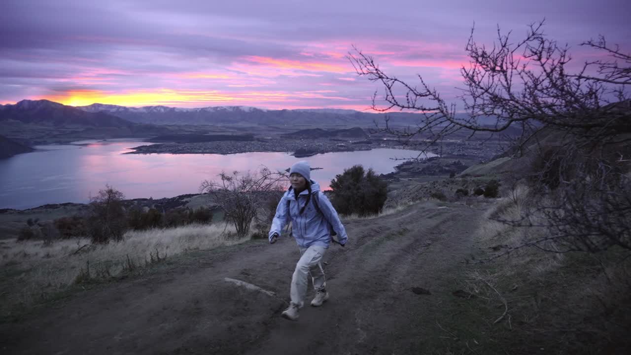 Turystka na szlaku Roys Peak nad jeziorem Wanaka w Nowej Zelandii.