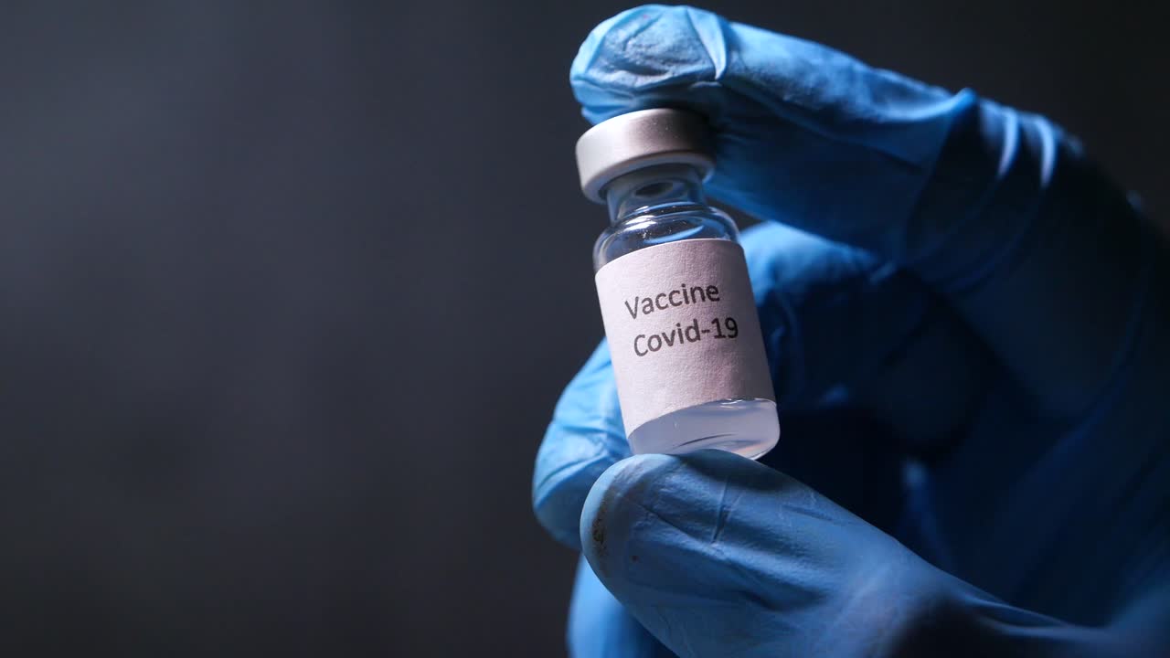 vacuna contra la covid-19 en la mano