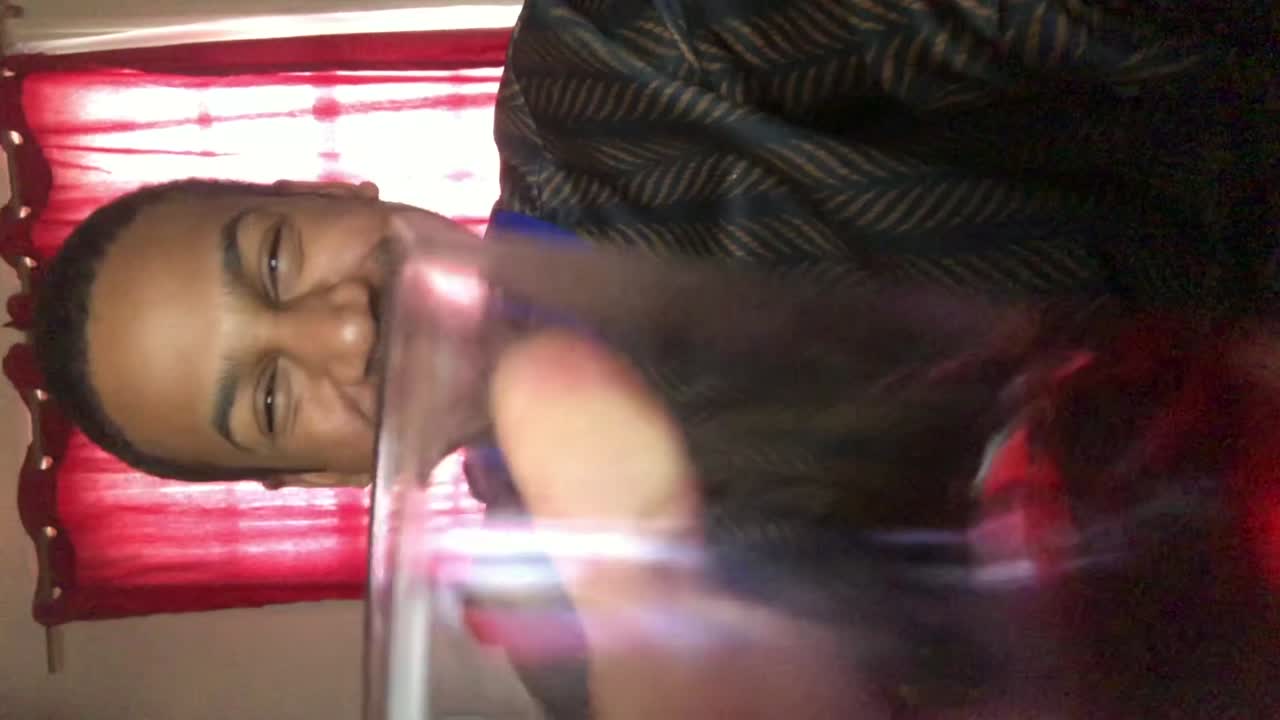 hombre afroamericano anima a sus amigos en videollamada