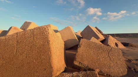 Annäherung-An-Stabile-Kabinen,-Die-Entlang-Des-Strandes-Zum-Schutz-Vor-Erosion-Aufgestellt-Sind