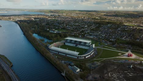 Vista-Aérea-Del-Estadio-De-Corcho-Ciudad-De-Corcho-Ballintemple-Irlanda-4k-03