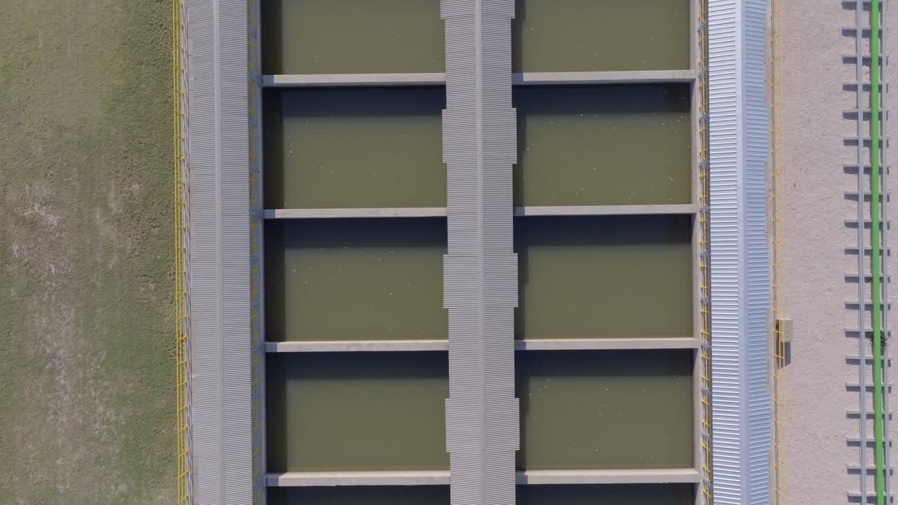 fotografía superior de las instalaciones de suministro de plantas y de tratamiento de la salinidad