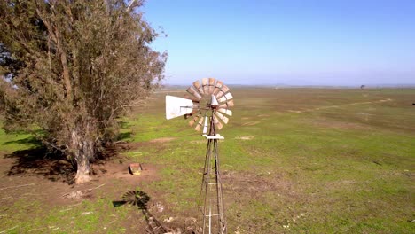 Luftumlaufbahn-Der-Windfahne-Auf-Dem-Alten-Farmgelände-In-Zentralkalifornien