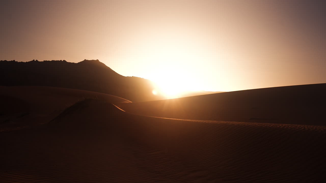 paisaje desértico de amanecer y puesta de sol